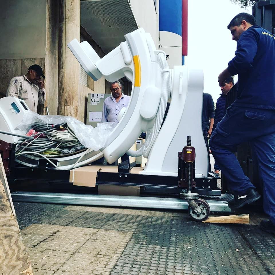 Arco en C sobre patines de traslado, maniobrado por personal de Garofalo Transportes