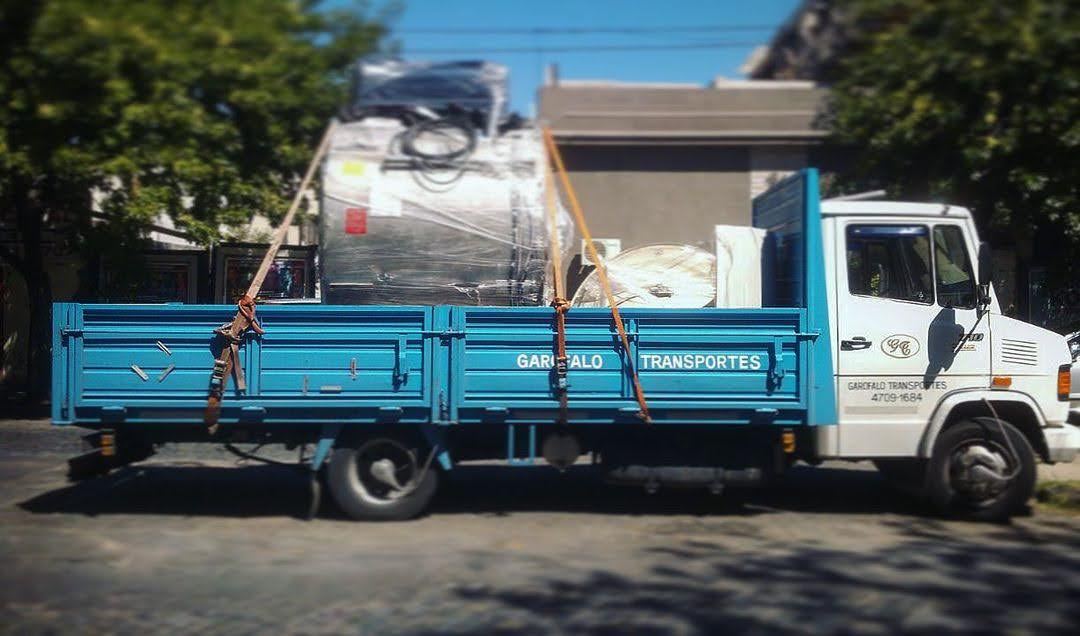Camión de Garofalo Transportes con carga delicada asegurada con cintas