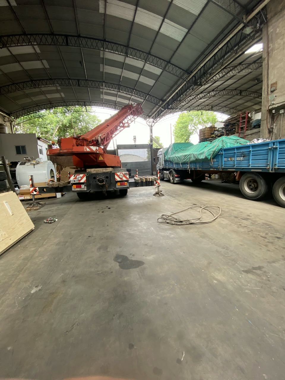 Depósito de Garofalo Transportes con grúa y semirremolque