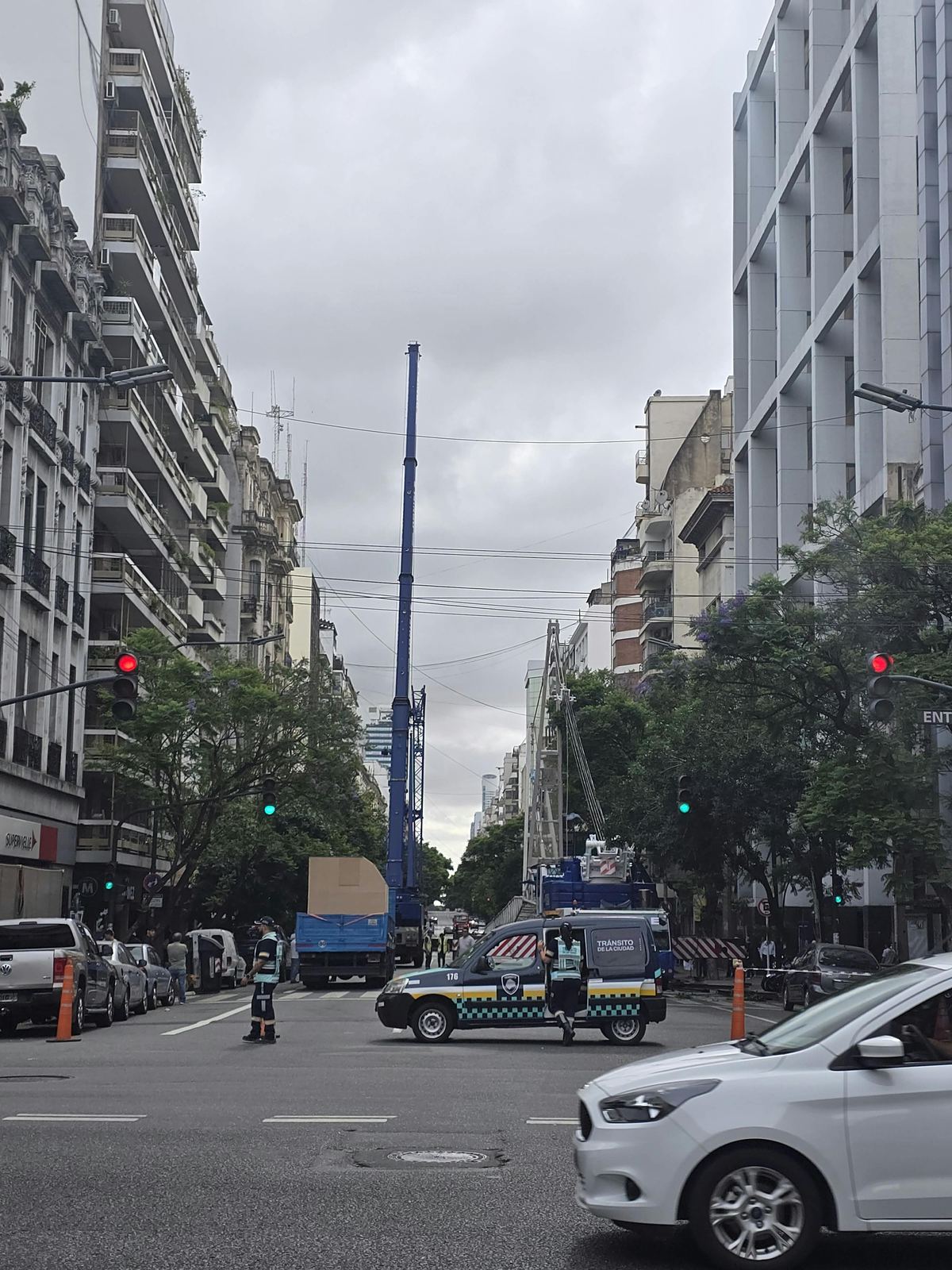 Operativo con grúa de gran porte en la vía pública para ingresar un equipo médico en un edificio de la Ciudad de Buenos Aires