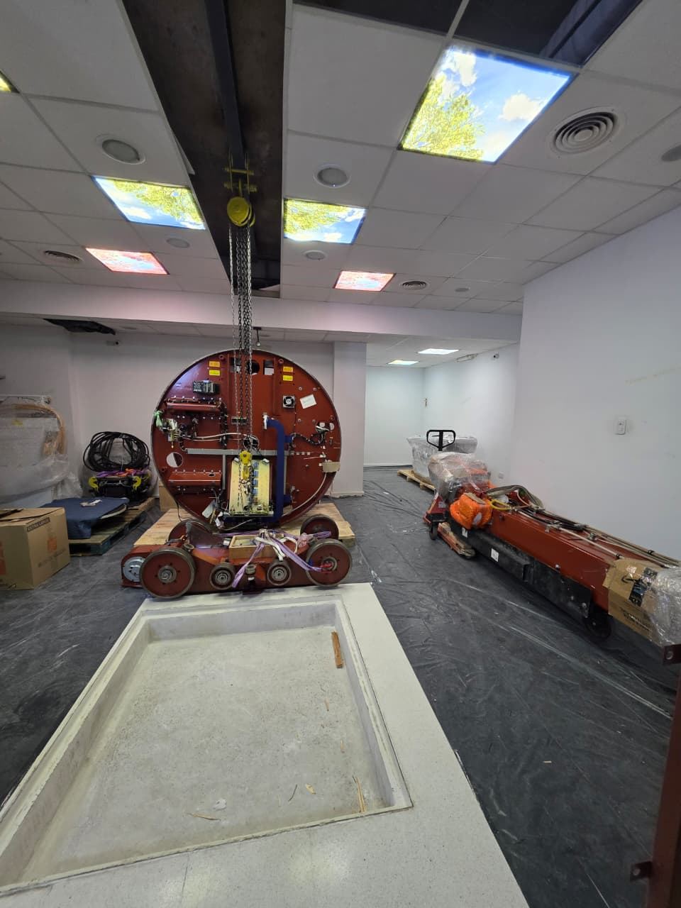 Imán de resonador magnético en la sala de un centro de diagnóstico, antes de su posicionamiento